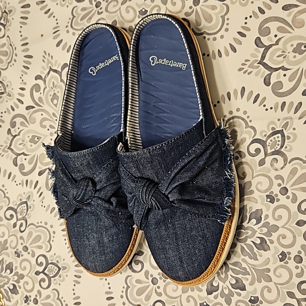 CLEARANCE! FINAL PRICE! Baretraps Vida denim bow shoes women’s. Size 6 1/2 M. - Picture 2 of 7